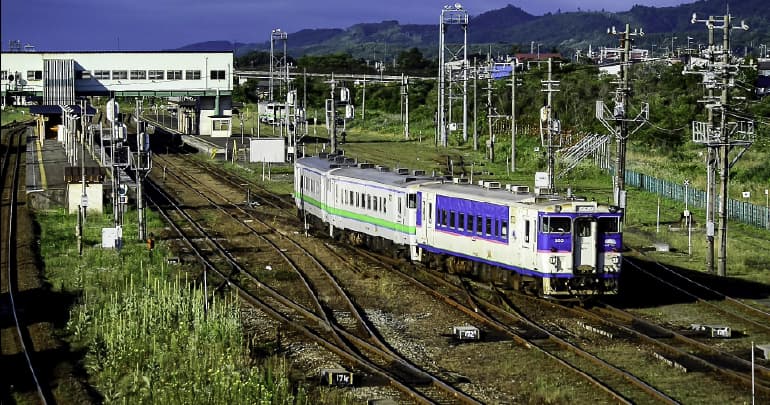 長万部町の長万部駅：特急が全列車停車し、名物「かなやのまんめし（かにめし）」が有名な、函館本線と室蘭本線の接続拠点です。