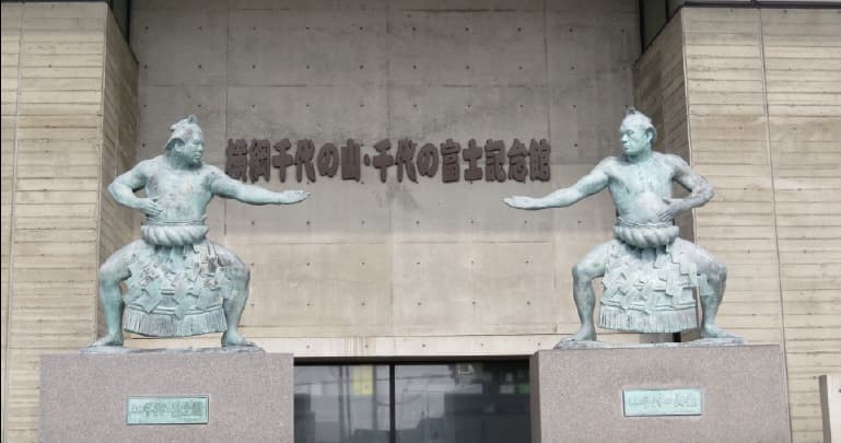 北海道福島町の千代乃山・千代の富士記念館：千代の山・千代の富士、師弟二大横綱の歩みを辿れる横綱の里の象徴。