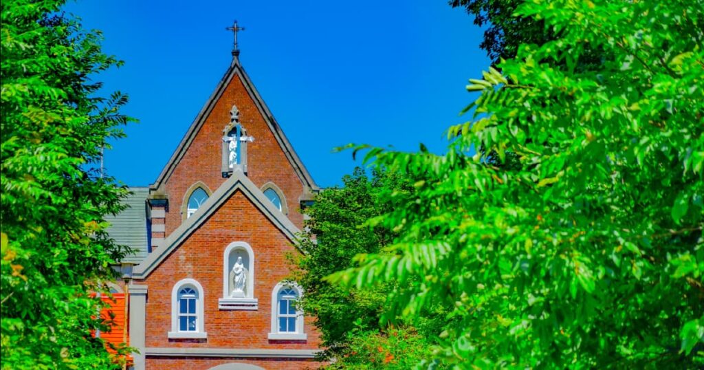 北海道北斗市のトラピスト修道院：北斗市にある日本初の男子トラピスト修道院。杉並木の参道とレンガ造りの聖堂が荘厳な雰囲気を醸す静謐な聖地。