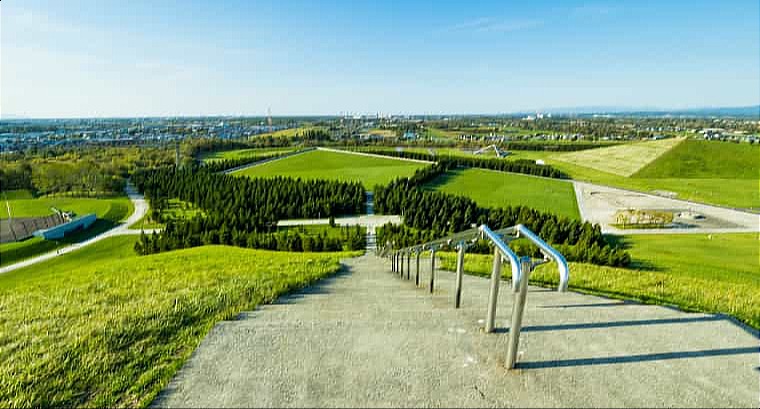 北海道札幌市北区のモエレ沼公園：彫刻家イサム・ノグチが設計した、広大なアートパーク。山や噴水が美しく、四季折々の自然を体感できます。