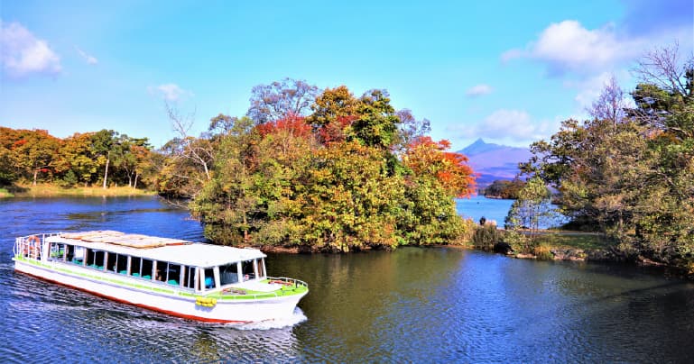 北海道七飯町の大沼公園：函館から車で約40分、七飯町に位置する自然豊かな公園です。活火山である駒ヶ岳が鏡のような湖面に映る姿は、日本新三景の一つにも数えられるほどの美しさです。