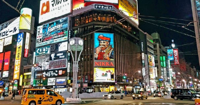 サッポロすすきのの繁華街：日本三大歓楽街の一つで、東京以北で最大規模を誇ります。多彩な飲食店やネオンが輝く、札幌の夜の象徴です。