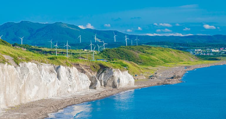 北海道乙部町の滝瀬海岸シラフラの風景：白い断崖が約500m続く絶景。青い海と白い壁の対比が美しく、まるで海外のような異国情緒漂う海岸です。
