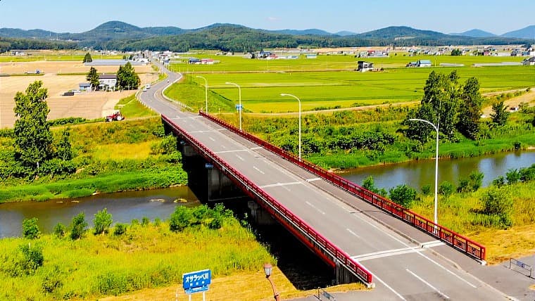 北海道鷹栖町にあるメロディー橋：鷹栖町のメロディー橋は、1982年に完成した日本初の橋で、叩くと「夕やけこやけ」のメロディーが流れます 。
