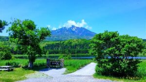 北海道利尻富士町にあるオタトマリ沼から見る利尻富士：利尻富士町にあるオタトマリ沼から見る利尻富士は、湖面に「逆さ利尻富士」が映る絶景で、白い恋人のパッケージのモデルです。