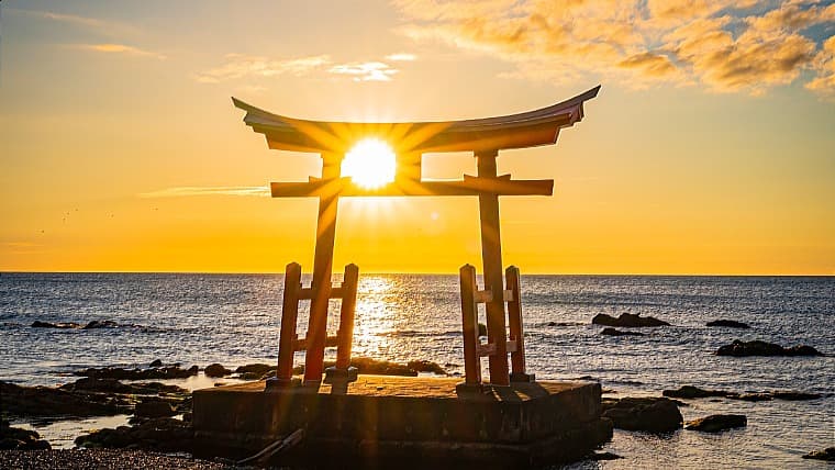 北海道初山別村にある金比羅神社の鳥居：北海道の初山別村にある金比羅神社の鳥居は、日本海に佇み、中央に美しい夕日が沈む絶景の海中鳥居です。