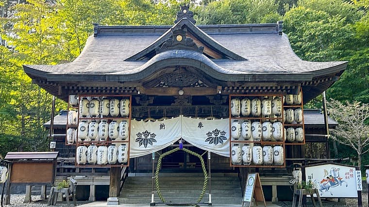 北海道平取町の義経神社：源義経が辿り着いたとされる伝説が残り、1799年に創建されたアイヌ文化の聖地・平取町にある神社です。