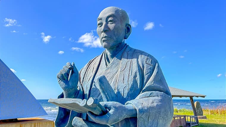 北海道小平町にある松浦武四郎像：道の駅近くの公園に立つ、北海道の名付け親・松浦武四郎の銅像。往時の鰊漁場の賑わいを詠んだ歌碑が隣接。