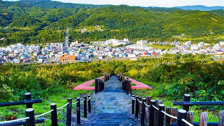 北海道赤平市の山展望広場７７７段階段：777段を誇るズリ山階段。頂上の展望広場からは赤平市街や雄大な山々を一望できる絶景スポット。