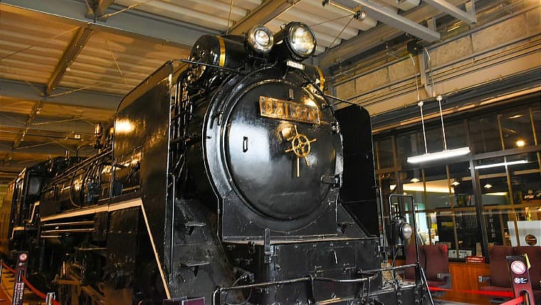 北海道安平町の道の駅にあるD51：道の駅あびらD51ステーションに、全国屈指の保存状態を誇る蒸気機関車「D51 320」が静態展示されています。