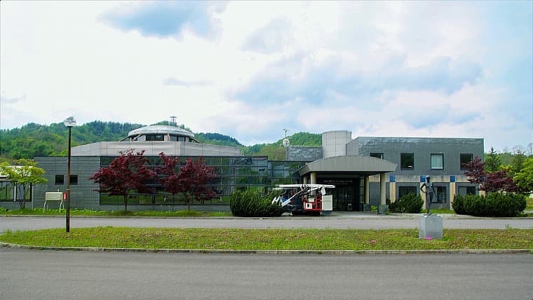 北海道上砂川町のコンベンションセンター：多目的ホールや会議室を備えた、町の文化・交流の拠点。重厚感のある外観で、イベントや会議に利用されます。