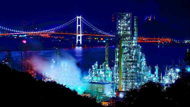 北海道室蘭市の夜景：「日本三大工場夜景」の一つ。白鳥大橋のライトアップと造船所や高炉の力強い光が、美しく湾を彩ります。