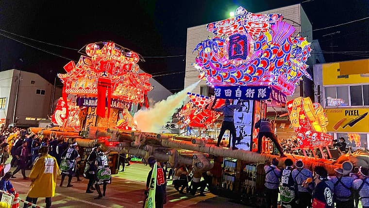 北海道沼田町の夜高あんどん祭り：北海道三大あんどん祭りの一つ。極彩色の大型あんどん同士が激しく激突する、道内唯一の喧嘩祭りです。