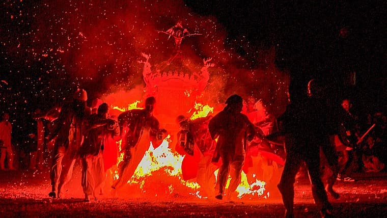 北海道古平町の古平恵比寿神社例大祭クライマックス猿田彦（火渡り）：天狗の装束を纏った猿田彦が、燃え盛る火柱の中を勇壮に突き進む神事。町中が熱気に包まれる圧巻の光景です。