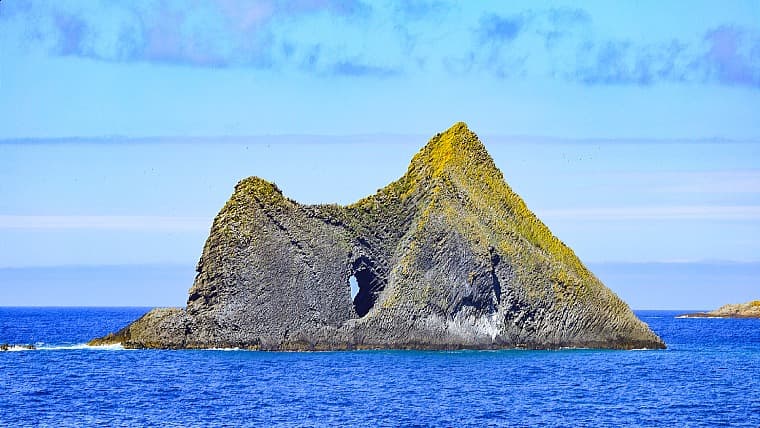 北海道神恵内村になる窓岩：日本海にそびえる、中央にポッカリと穴が空いた奇岩。まるで窓のように向こう側が見える神恵内村の象徴です。