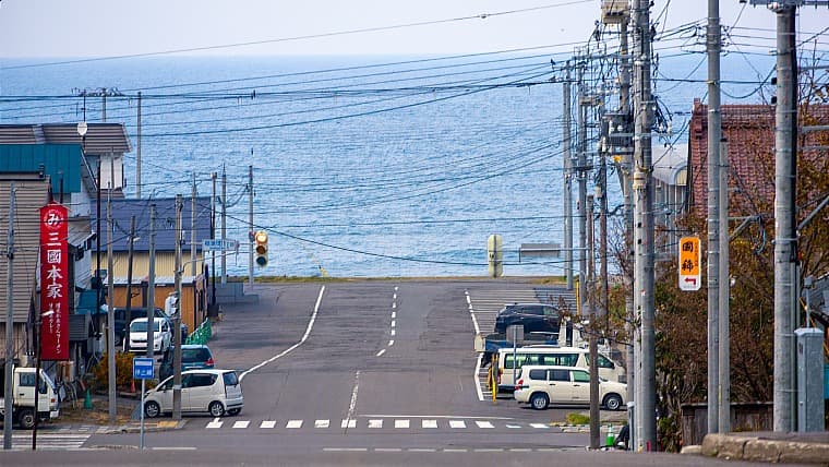 北海道増毛町の風景：日本最北の酒造や甘エビ、レトロな街並みが魅力の、日本海に面した歴史ある港町です。