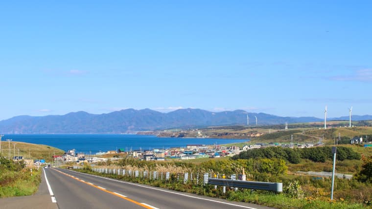 北海道石狩市の望来坂：石狩市厚田区にある、日本海を一望できる絶景スポット。美しい夕日や雄大な海岸線を楽しめる景勝地です。