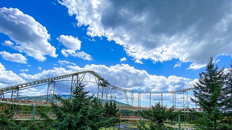 北海道留寿都村のルスツリゾート：北海道最大級の高原リゾート。夏は遊園地やゴルフ、冬は極上のパウダースノーでスキーを1年中楽しめます。