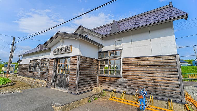北海道中川町にある天塩中川駅：北海道中川町にあるJR宗谷本線の駅。特急が停車する無人駅で、昭和レトロな雰囲気に復元された木造駅舎が特徴です。