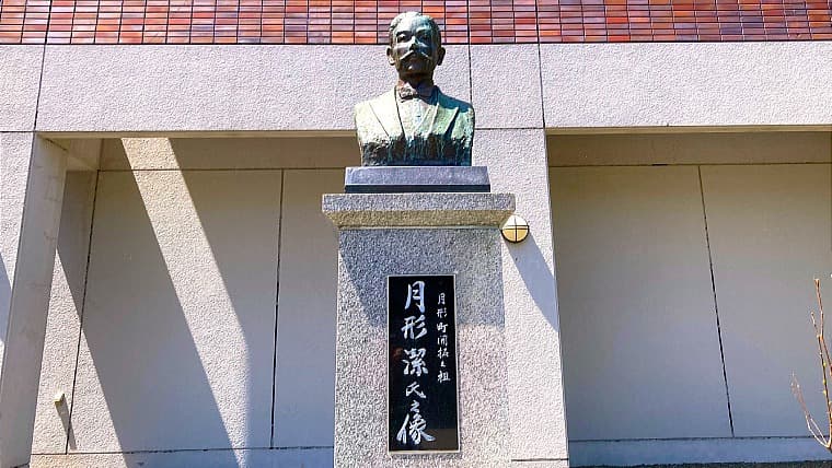 北海道次型庁の樺戸集治監初代典獄である月形潔像：月形潔像は、月形町役場前に立つ、北海道開拓と樺戸集治監の礎を築いた初代典獄の功績を称える銅像です。
