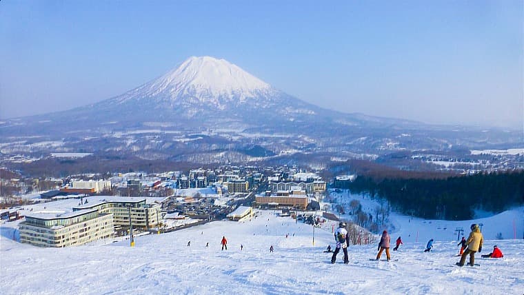 北海道ニセコ町のスキー場からみる羊蹄山：ニセコ各スキー場から望む、蝦夷富士と称される優美な成層火山。雪原にそびえ立つ圧倒的な存在感は圧巻です。