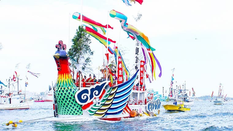 宮城県塩竃市の塩竈みなと祭:宮城県の塩竈みなと祭は、日本三大船祭りの一つに数えられる伝統行事です。鹽竈神社の神輿を載せた御座船が、華やかな大漁旗を掲げた船団と共に海を渡り、港町の繁栄と海上安全を盛大に祈願します。