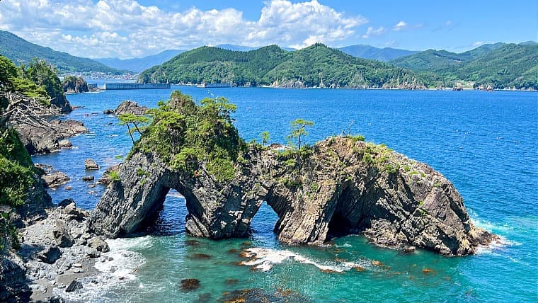 岩手県大船渡市にある碁石海岸の穴通磯：岩手県大船渡市の碁石海岸にある名勝。波の浸食でできた3つの穴がある巨大な岩のトンネルが特徴です。