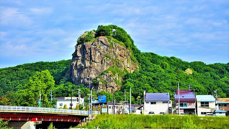 北海道遠軽町のがんぼう岩：町のシンボルである瞰望岩（がんぼういわ）は、地上から約78mの高さでそびえ立つ、国の名勝の巨岩です。