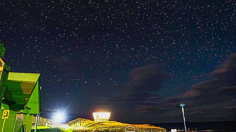 北海道雄武町の日の出岬キャンプ場：オホーツク海の波音と満天の星空に包まれ、美しい日の出や温泉も徒歩圏内で楽しめる広大な芝生のキャンプ場。