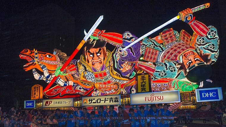 青森県青森市のねぶた祭:毎年8月に青森市で開催される日本屈指の火祭りで、大迫力の人形型ねぶたと激しく跳ねる踊り手が特徴です。