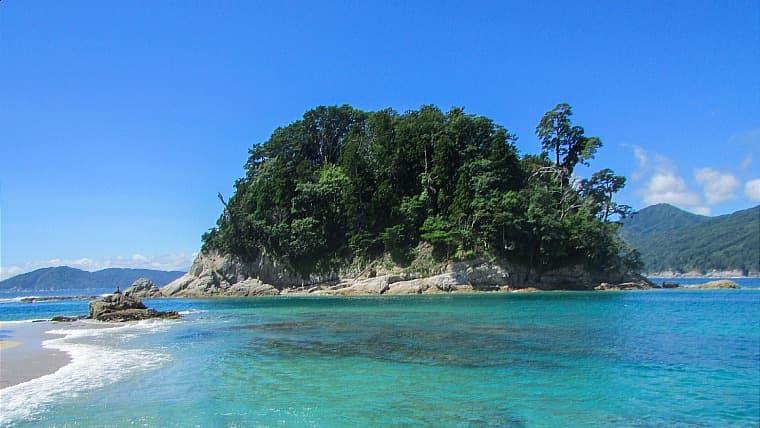 岩手県山田町にある弁天島：山田町の湾内に浮かぶ周囲約1kmの島で、かつては弁財天が祀られていました。絶景の観光名所です。