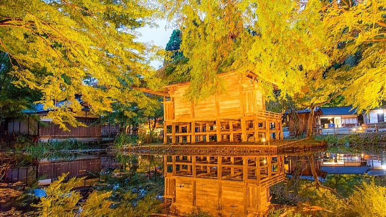 岩手県平泉町の中尊寺金色堂：岩手県平泉町にある国宝・中尊寺金色堂は、奥州藤原氏が建てた阿弥陀堂で、堂内が金色に輝く唯一無二の建築です。