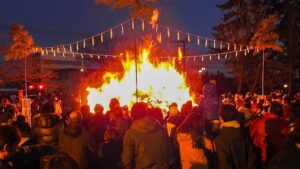宮城県美里町のどんと祭：安産や縁結びで知られる山神社の小正月行事で、県北最大級の規模を誇る裸参りが行われる祭りです。