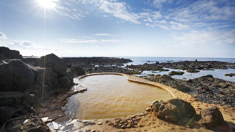 青森県深浦町にある不老ふ死温泉：日本海に面した絶景の露天風呂が有名で、夕陽を眺めながら黄金色の湯に浸かれる深浦町の温泉宿です。