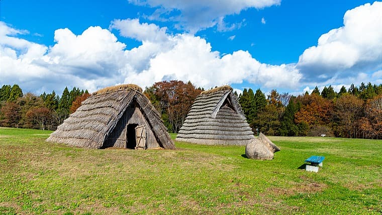 青森県七戸町の二ツ森貝塚：世界遺産を構成する国内最大級の縄文集落跡で、豊富な出土品から当時の豊かな暮らしを伝える貝塚です。