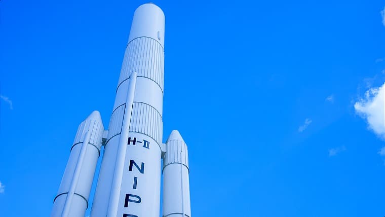 宮城県角田市のH2ロケットの実物大模型：角田市台山公園にあるH-IIロケットの実物大模型は、高さ49mで「宇宙のまち」のシンボルです。