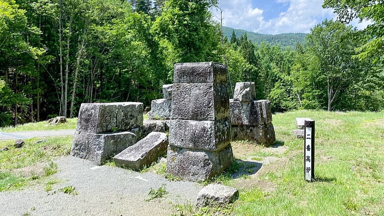 岩手県釜石市にある橋野鉄鉱山二番高炉：世界遺産の一部で、現存する日本最古の洋式高炉跡です。近代製鉄発祥の地である釜石の歴史を伝えます。