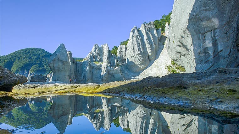 青森県佐井村にある仏ヶ浦：青森県下北半島にある仏ヶ浦は、白い奇岩が約2kmにわたり連なる、極楽浄土を思わせる神秘的な海岸です。
