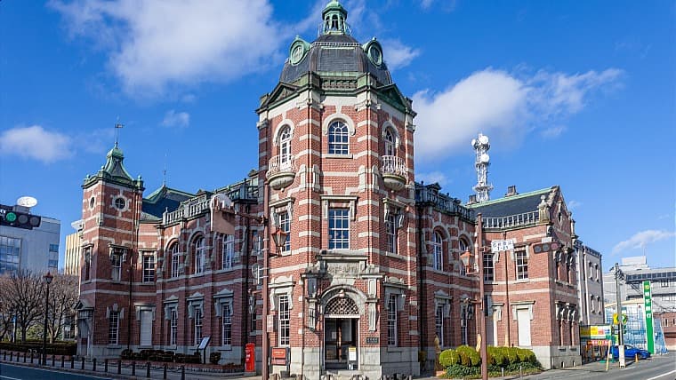 岩手県盛岡市の岩手銀行赤レンガ館：1911年竣工の旧盛岡銀行本店で、東京駅を手掛けた辰野金吾らが設計した国重要文化財の赤レンガ建築です。