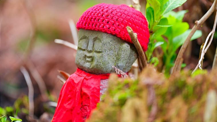 岩手県二戸市にある天台寺の地蔵：天台寺の参道に並ぶ小さなお地蔵さんは、戦後に伐採された巨杉の霊木を供養するために彫られたものです。瀬戸内寂聴氏が住職を務めていた際にも制作され、愛らしい表情で参拝者を迎えています。