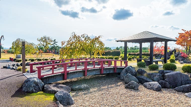青森県藤崎町の唐糸御前史跡公園：北条時頼にまつわる悲恋伝説の地で、美しい藤棚や歴史ある石碑があり、岩木山を望むのどかな史跡公園です。