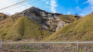 北海道浦幌町の昆布刈石展望台へと続く海岸線（町道昆布刈石線）の道路沿いから見上げることができる、ダイナミックな断崖絶壁（地層の露出）の景色。