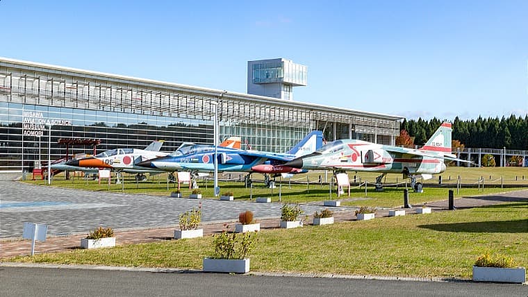 青森県三沢市の青森県立三沢航空科学館：三沢航空科学館は、三沢基地に隣接し、航空や宇宙の歴史・科学を体験しながら学べる東北最大級の航空博物館です。