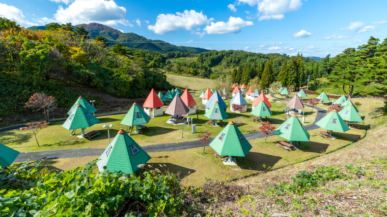 青森県南部町の名川チェリリン村：名川チェリリン村は、名久井岳の麓にあり、さくらんぼ狩りやキャンプなどのアウトドアが楽しめる施設です。