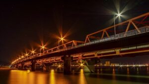 岩手県久慈市の久慈大橋と夜景：久慈川にかかる久慈大橋は、夜になるとライトアップされ、水面に映る幻想的な夜景を楽しめる隠れた名所です。