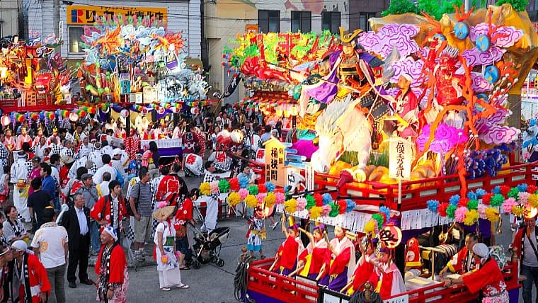 青森県野辺地町ののへじ祇園まつり：北前船が伝えた京都の祇園祭の流れを汲み、豪華な山車や神輿が街を練り歩く野辺地町伝統の夏祭りです。