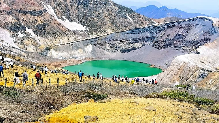 宮城県蔵王町にある蔵王の御釜：蔵王連峰の東麓に位置し、直径約330mの神秘的なエメラルドグリーンに輝く火口湖です。