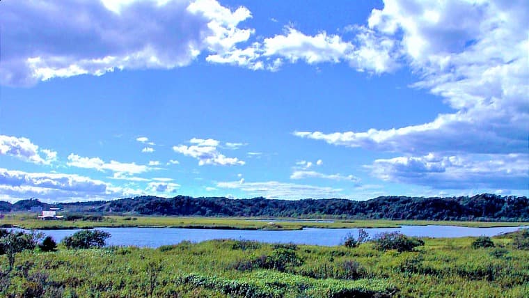 北海道白糠町のパシクル自然公園:白糠町と釧路市の境にあり、太平洋を望む展望台や汽水湖のパシクル沼、アイヌの伝統を感じられる自然公園。