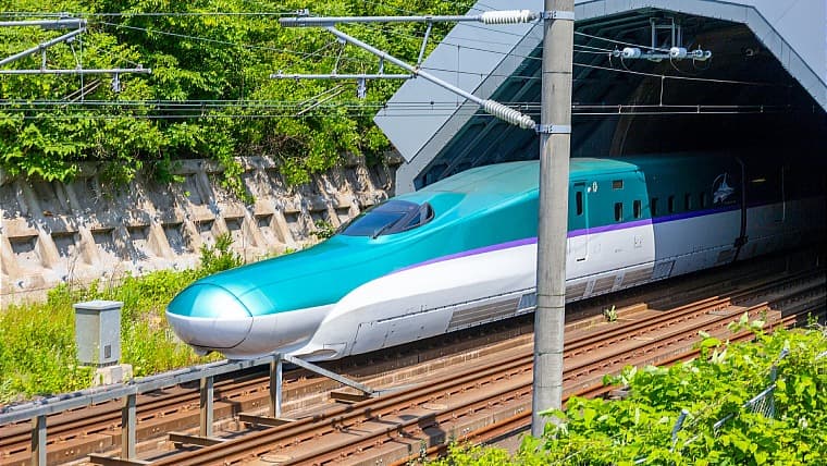 北海道今別町にある青函トンネル入口広場:青森県今別町にあり、新幹線や貨物列車が青函トンネルへ出入りする大迫力の瞬間を間近で見られる広場。