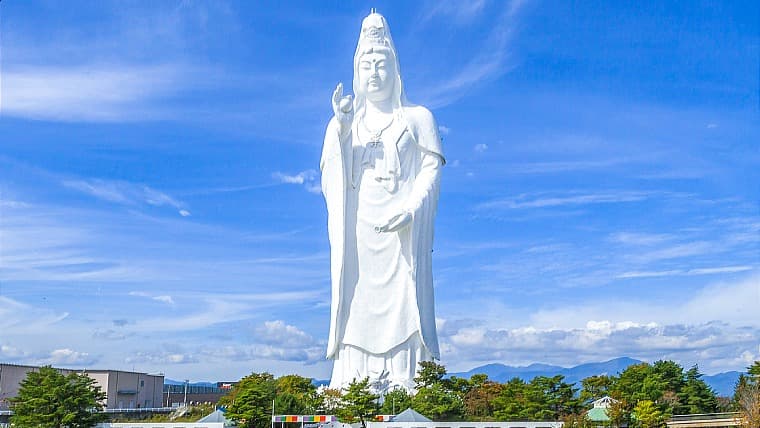 宮城県仙台市泉区の仙台大観音:高さ100メートルを誇る、泉区のシンボル的な巨大観音像です。境内には縁結びの大黒堂もあります。